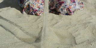 女人手中的沙子