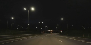 在夜间高速公路上开车