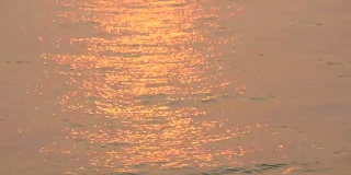 美丽的红色日落在海上。海面上红日的光芒
