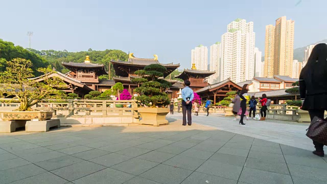 人们走在香港的寺庙上