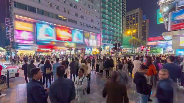 人们走在路上的夜晚香港