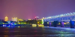 夜光照亮武汉城著名的长江大桥湾全景，4k时间流逝中国