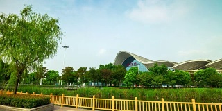阳光明媚的一天武汉市火车站前公园全景4k时间流逝中国
