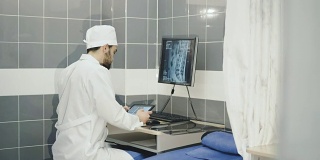 核磁共振检查和病人x光检查的医生
