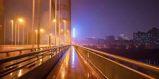 夜光照亮武汉城著名的青川大桥，步行侧全景4k时间流逝中国