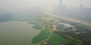 雾天武汉城市景观湖泊航拍全景4k中国