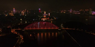 夜光照亮武汉市内著名的交通大桥，江边航拍全景4k中国