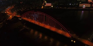 夜光照亮武汉市内著名的交通大桥，江边航拍全景4k中国