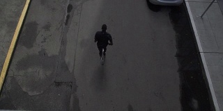 运动员在市区跑步