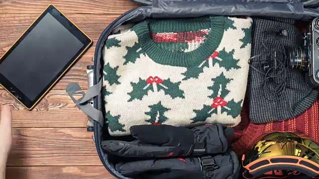 一名男子正在为寒假打包行李。间隔拍摄