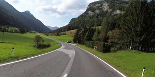奥地利，骑摩托车的人在风景优美的山路上。第一人称视角
