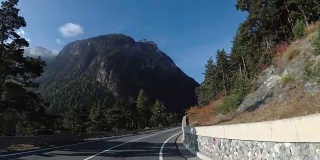 骑摩托车的人在欧洲美丽的风景山路上。第一个人的观点