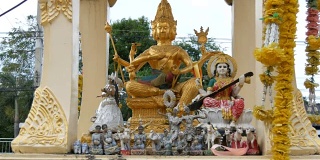 金制的佛教小坛，在花园里供祈祷者使用，上面装饰着鲜花和各种雕像