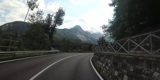 骑摩托车的人在欧洲美丽的风景山路上。第一个人的观点