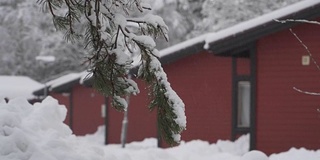 冬营地的气氛。汽车和木屋，