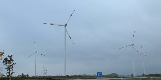高速公路旁的风车