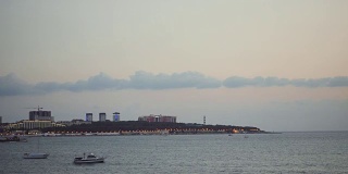 格伦兹克湾的入口和灯塔