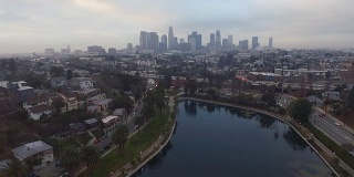 洛杉矶当地公园，湖，高峰时间，交通，市区，天际线，雾