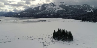 Ice Cold Frozen Lake无人机拍摄于冬季荒野