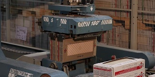 产品在输送机上装箱自动包装，瓷砖包装，输送机，现代化工厂