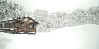 白川村白雪覆盖的白色田野中，一所日本房子