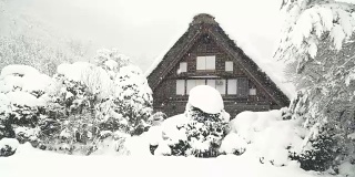 白川村的一座日本木屋下着雪