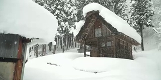 摄影车拍摄:白川村一间日本小木屋下的雪