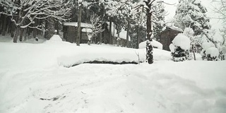 步行属于白川村被雪覆盖的街道