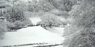 游客在冬天穿过Shogawa河谷去shirakawa村