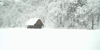 白雪覆盖下的白川村日本人的一个孤独的小木屋