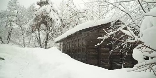 在白川村的街道上，可以看到雪下的老木屋