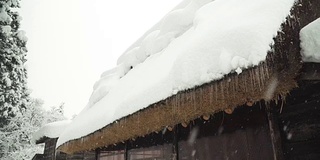 在雪下的白川村，屋顶上的冰冻矛