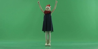 小可爱的女孩在圣诞帽吸引心在空气中，色度键的背景