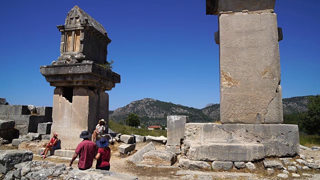 Xanthos古城。在古城里旅行的女人