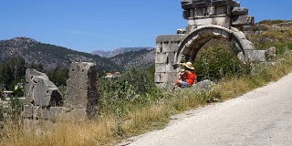 Xanthos古城。在古城里旅行的女人