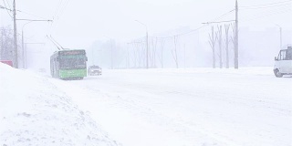 汽车在暴风雪中沿着街道行驶