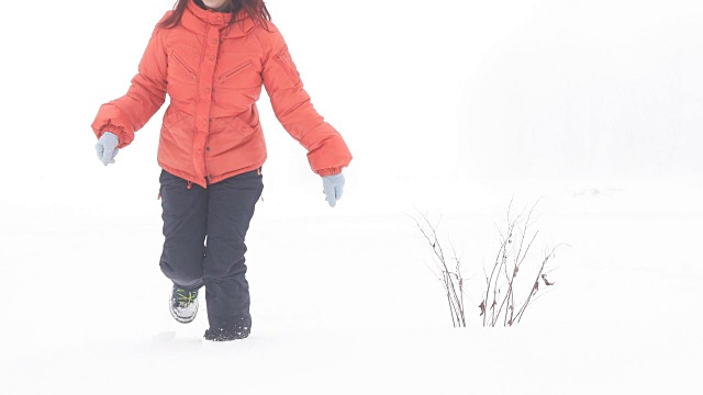 一个女人在深雪中行走