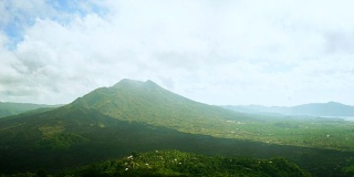 巴图尔山移动云的时间流逝，巴厘岛