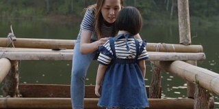 年轻的母亲和女儿享受庞翁，Mae Hong Son省在泰国