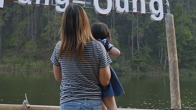 年轻的母亲和女儿享受庞翁，Mae Hong Son省在泰国