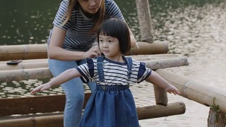 年轻的母亲和女儿享受庞翁，Mae Hong Son省在泰国视频素材模板下载
