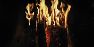 真正的壁炉充满了木头和火。详细的背景。缓慢的密苏里州。