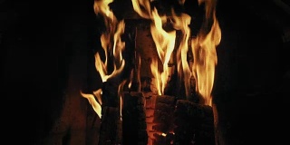 冬天家里壁炉里温暖的炉火。森林在慢慢燃烧。放松舒适的火背景，特写，慢墨
