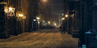 白雪覆盖的夜晚街道在老城利沃夫，乌克兰。老城的夜晚街道，正在下雪。