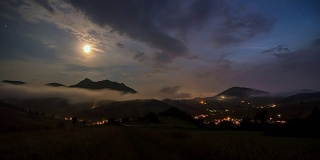 月夜和快速移动的云在乡村时间流逝