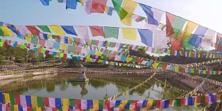 印度摩诃菩提寺莲花池背景彩旗