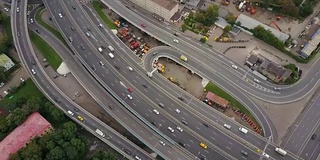 俄罗斯莫斯科市白天交通路口环空中全景图4k