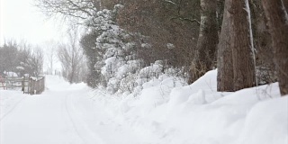 慢镜头降雪和道路