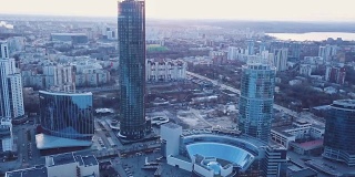 日落时分，叶卡捷琳堡的现代高层住宅。夹。叶卡捷琳堡日落时的顶视图