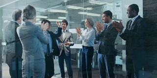 女商人步步高升，走向成功，同事们欢呼鼓掌。充满快乐的人的时尚多样的办公室。